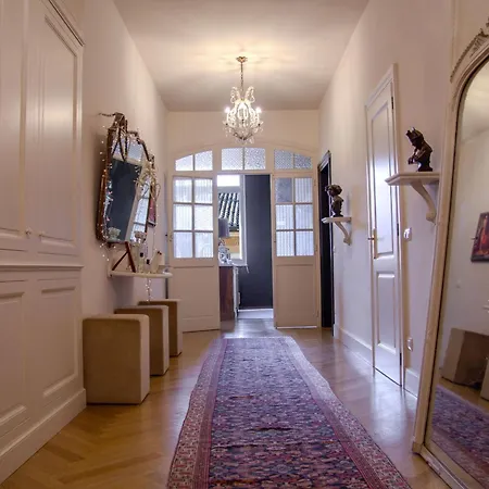 La Maison Du Theatre Bed & Breakfast *