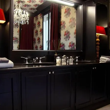 La Maison Du Theatre Bed & Breakfast 4*
